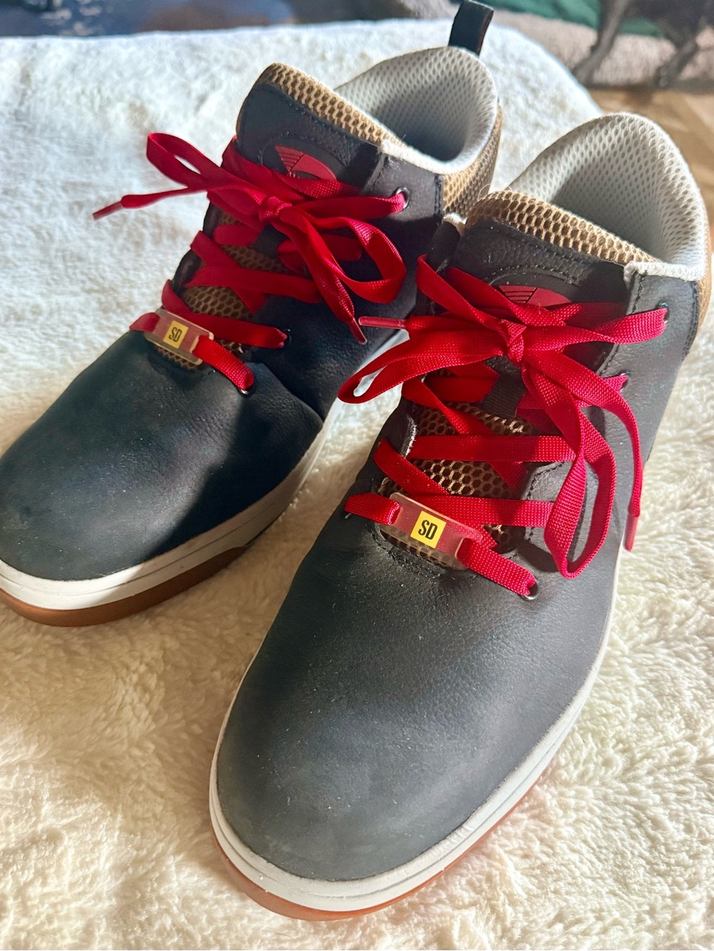 Avenger Men's Charcoal Gray Sneakers with Red Laces